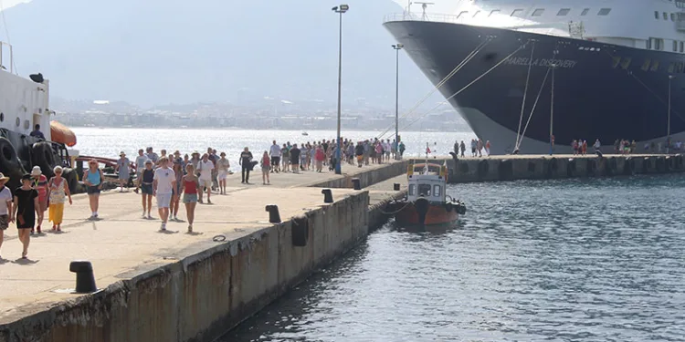 Turistleri taşıyan yolcu gemisi Alanya’da demirledi