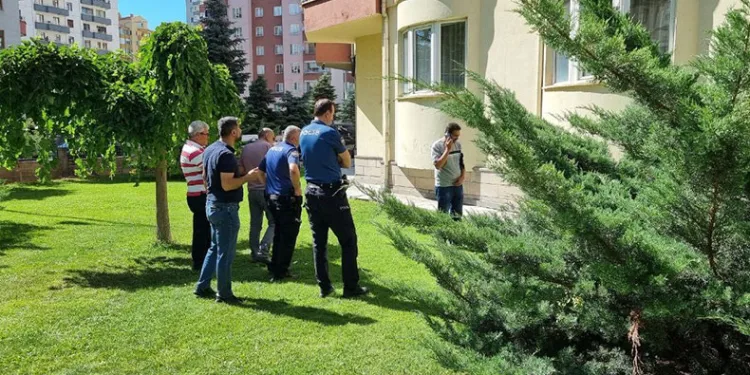Anneannesine bayramlaşmaya giden çocuk 9. kattan düştü