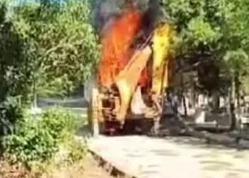 Mezarlıkta kepçe yangını
