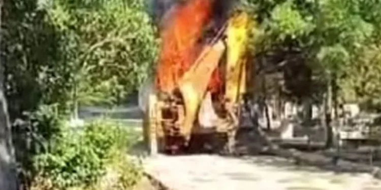 Mezarlıkta kepçe yangını