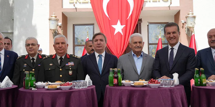 Binali Yıldırım bayramlaşma programına katıldı