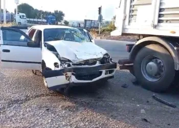 Otomobil kavşakta tıra çarptı