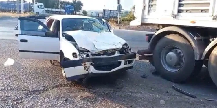 Otomobil kavşakta tıra çarptı
