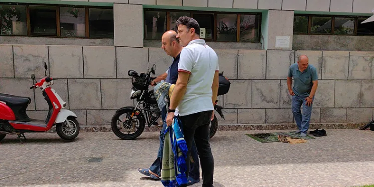 Cuma namazında cemaatin üzerine ağaç devrildi