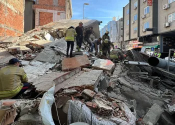 Küçükçekmece’de 3 katlı bina çöktü