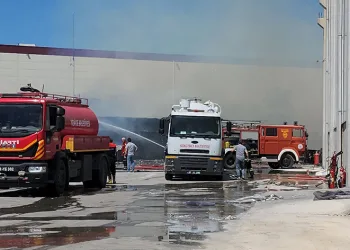 Kağıt fabrikasının geri dönüşüm alanında yangın çıktı