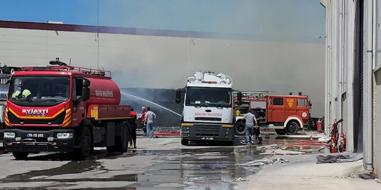 Kağıt fabrikasının geri dönüşüm alanında yangın çıktı