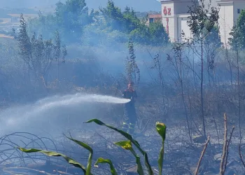 Samsun’da boş arazide yangın çıktı