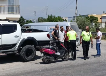 Motosikletle kamyonete çarpan 14 yaşındaki çocuk ağır yaralandı