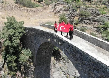 Tarihi köprüde 185. yıl kutlaması