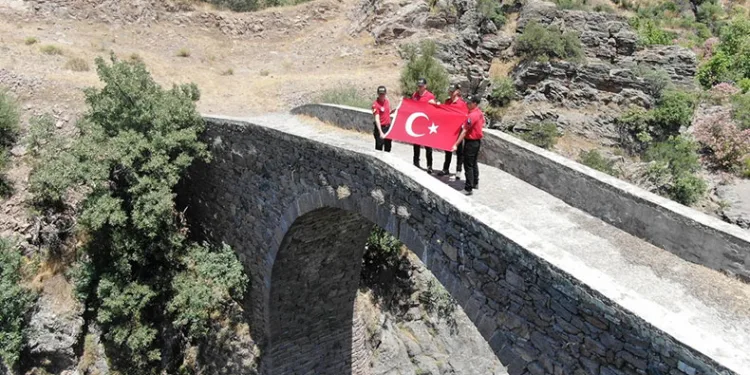 Tarihi köprüde 185. yıl kutlaması