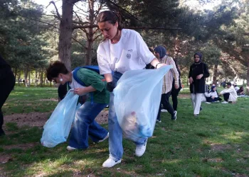 Öğrenciler kampüste 10 römork çöp topladı