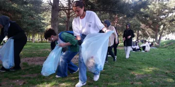 Öğrenciler kampüste 10 römork çöp topladı
