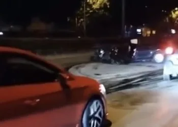 Bursa’da kontrolden çıkan otomobil ağaca çarptı