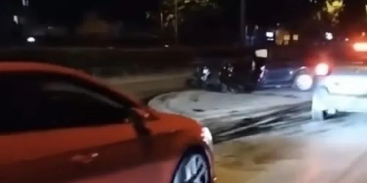 Bursa’da kontrolden çıkan otomobil ağaca çarptı