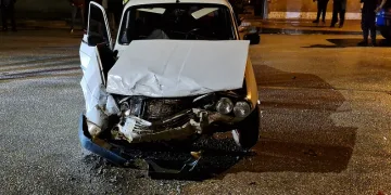 Otomobil ve ticari araç çarpıştı