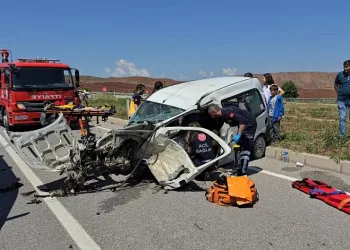 Otomobil ile ticari araç çarpıştı:7 yaralı
