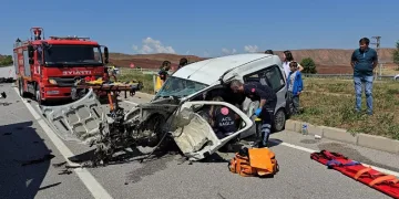 Otomobil ile ticari araç çarpıştı:7 yaralı