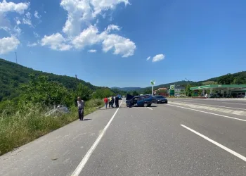 Zonguldak’ta iki araç kafa kafaya çarpıştı