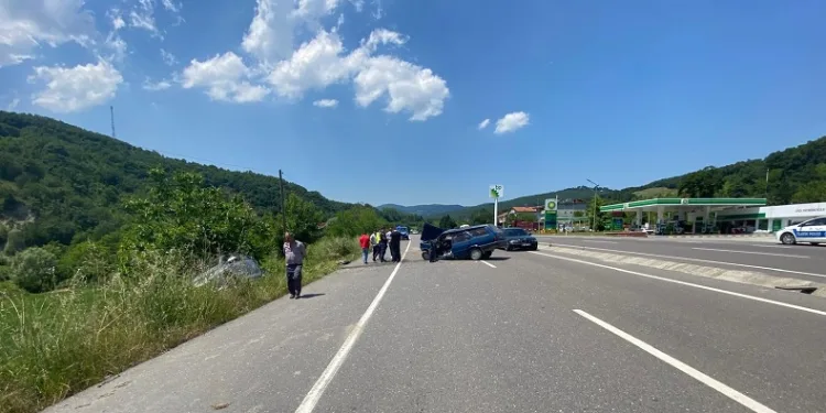 Zonguldak’ta iki araç kafa kafaya çarpıştı