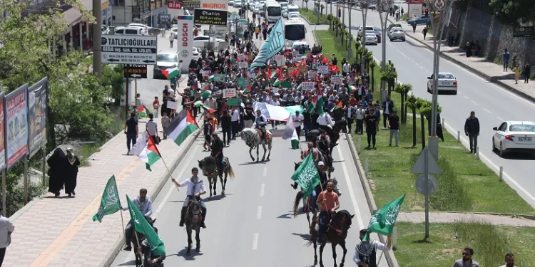 Bitlis’te vatandaşlar Filistin için yürüdü