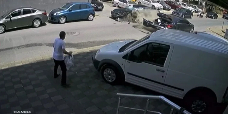 Ataşehir’de 6 aracın karıştığı kazada ortalık savaş alanına döndü