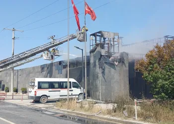 Silivri’de boya imalatı fabrikasının deposunda korkutan yangın