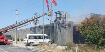 Silivri’de boya imalatı fabrikasının deposunda korkutan yangın