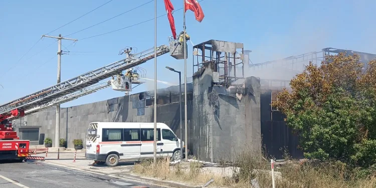 Silivri’de boya imalatı fabrikasının deposunda korkutan yangın
