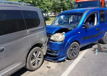 Hafif ticari araç kırmızı ışıkta duran araca çarptı