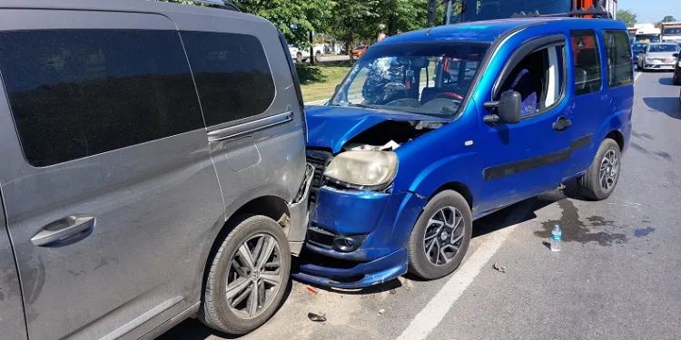 Hafif ticari araç kırmızı ışıkta duran araca çarptı