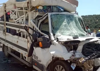 Tıra arkadan çarpan kamyonetin sürücüsü yaralandı