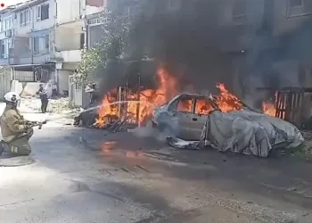 Evde başlayan yangın park halindeki aracı kullanılmaz hale getirdi