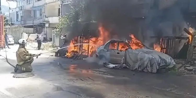 Evde başlayan yangın park halindeki aracı kullanılmaz hale getirdi