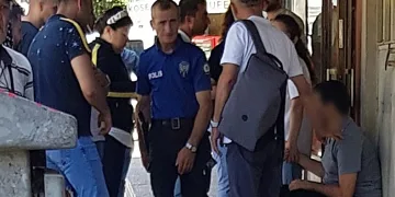 Sinir krizi geçiren otizmli genç, 2 iş yerine zarar verdi
