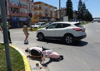 Motosiklet ile otomobil kavşakta çarpıştı