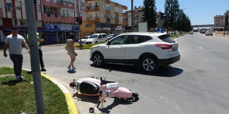 Motosiklet ile otomobil kavşakta çarpıştı