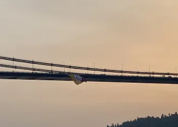 Şampiyon Galatasaray’ın bayrağı İstanbul Boğazı’nda dalgalandı