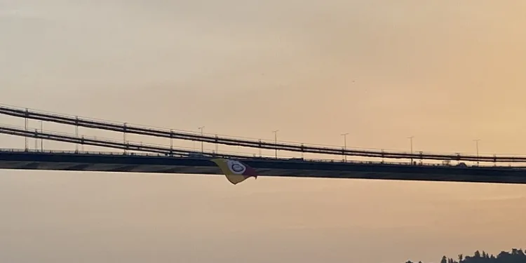 Şampiyon Galatasaray’ın bayrağı İstanbul Boğazı’nda dalgalandı