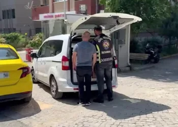 Ataşehir’de yolculara küfür yağdıran taksici yakalandı