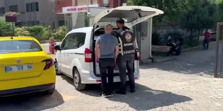Ataşehir’de yolculara küfür yağdıran taksici yakalandı