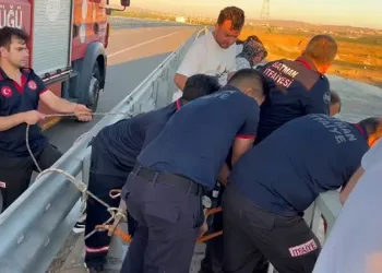 Çay yatağında mahsur kalan 2 kişi kurtarıldı