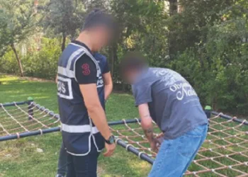 Polis ekipleri parklardaki şüpheli şahıslara kimlik sorgusu yaptı