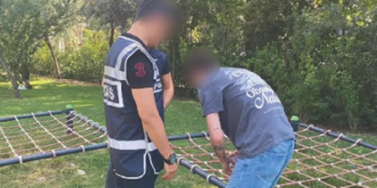 Polis ekipleri parklardaki şüpheli şahıslara kimlik sorgusu yaptı