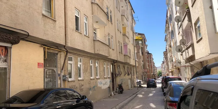Elazığ’da 3’üncü kattan düşen çocuk yaralandı