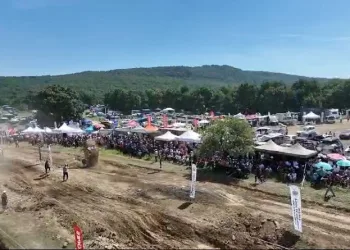 Off-Road aracı, takla attıktan sonra yarışa devam etmeye çalıştı