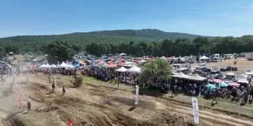 Off-Road aracı, takla attıktan sonra yarışa devam etmeye çalıştı