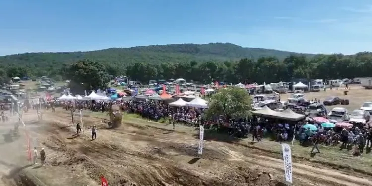 Off-Road aracı, takla attıktan sonra yarışa devam etmeye çalıştı