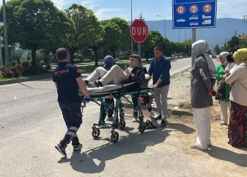 Otomobil ile çarpışan motosiklet yola savruldu