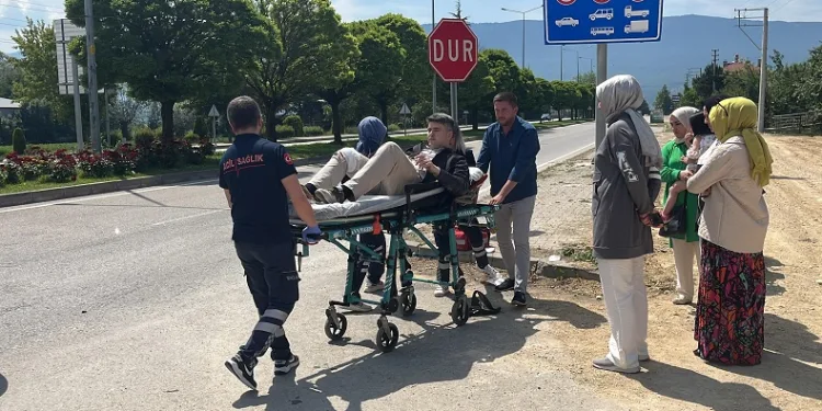 Otomobil ile çarpışan motosiklet yola savruldu